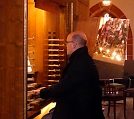 Die Kantorei im Orgelspiegel zu sehen (Foto: R. Englert)