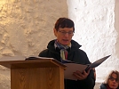 Dagmar Meißner verliest die Urkunde der Bischöfin (Foto: Regina Englert)