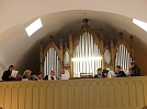 Der Chor mit Kantorin Viola Kremzow an der Orgel (Foto: Regina Englert)