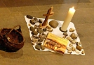 Die Sorgensteine liegen auf dem Altar (Foto: Regina Englert)