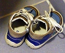 Die Schuhchen des Babyengels warteten während des Auftritts artig im Hausflur (Foto: R. Englert)