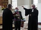 Superintendent Andreas Schwarze und Pfarrer Dr. Bodo Seidel segnen Thomas Gentzsch (Foto: R. Englert)