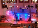 Der Altarraum voller Technik und in tollen Farben (Foto: R. Englert)