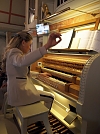 Sie spielt die Orgel und dirigiert nebenbei die Flöten (Foto: R. Englert)