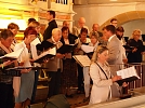 Kantorin Christine Heimrich an der Orgel, während Yeromina singt (Foto: R. Englert)