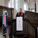 Superintendent Schwarze predigt von der Kanzel und findet auch kritische Worte zu Martin Luther (Foto: Uwe)