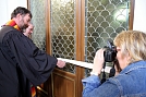 Pfarrer Heizmann schneidet den Eingang frei (Foto: Uwe)