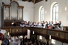 Oben auf der Empore Chor mit Herrn Lippold (Foto: Uwe)