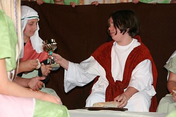 Karl Heizmann (11 Jahre) in der Rolle des Jesu reicht den Wein an seine Jünger.  (Foto: Sylvia Spehr)