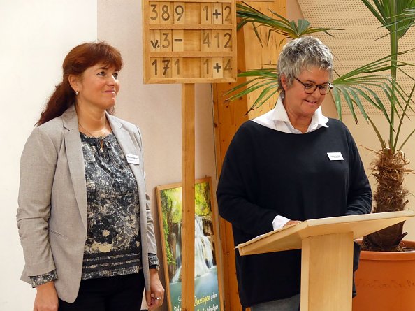 Corina Sänger und Gerda Leidel berichten aus dem Ausschuss Zukunftswerkstatt (Foto: R. Englert)