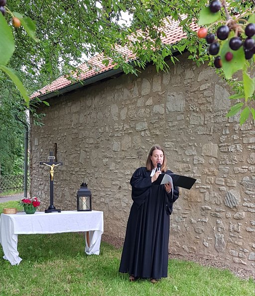Pfarrerin Annegret Steinke spricht den Reisesegen (Foto: R. Englert)