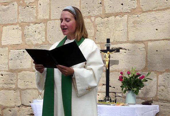Pfarrerin Annegret Steinke predigte 2020 auf der Kirchwiese (Foto: R. Englert)