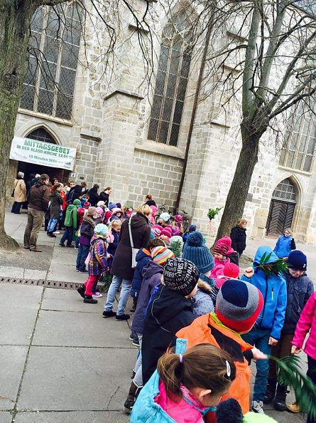 Schlange stehen zum Gottesdienst (Foto: ev. Grundschule)