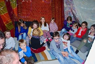 Gespannt warten die Kinder auf die Geschichten von Märchenonkel Ralf (Lippold).  (Foto: W. Fromm)