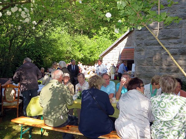 Die Tafel war reich gedeckt und die Gäste genossen die Eichsfelder Kaffeetafel in Bernterode (Foto: G. Pfeifenbring)