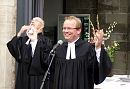Pfarrer Büttner und im Hintergrund Pfarrer Andreas Konrath (R. Englert)