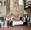 Gro&szlig;e Freude &uuml;ber die R&uuml;ckkehr des restaurierten Kruzifix in der Frauenberggemeinde (Steffen Mund)