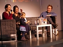 Die Moderatoren Anselma Patzelt und Johannes Hartke mit Sophie Knappe und ihrer kleinen Tochter (R. Englert)
