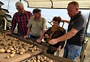 Martin Hey erklärt die Arbeit der Sortierer auf dem Roder (R. Englert)