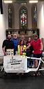 Christian M&auml;dler (rechts) und das Radel-Team machen Rast in der Altendorfer Kirche. (Christian M&ouml;ls)