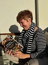 Kathrin Schwarze mit dem Kochbuch (Andreas Schwarze)