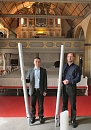 Kantor Carsten Miseler und Pfarrer Michael Blaszcyk in der Kirche.  (Eduard Seifert )