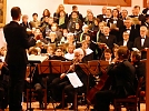 Der Chor der Evangelischen Grundschule stimmt an (Foto: R. Englert)