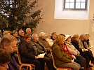 Auf beiden Seiten des Altars alle Stühle besetzt (Foto: R. Englert)