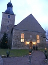 Es wird dunkel und gemütlich in Niedergebra - auf dem Plan stehen die Weihnachtsbuden dicht an dicht und das Feuer lodert gemütlich (Foto: R. Englert)