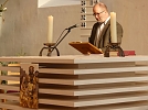 Und der Pfarrer liest Geschichten zur Weihnacht (Foto: R. Englert)