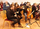 Die Patzelts, dazu Mama in Chor und Papa an der Orgel. Nur Elias kurriert noch seinen Arm. (Foto: R. Englert)