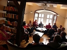 In der Bibliothek (Foto: R. Englert)