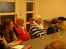 Viele Generationen sitzen an einem Tisch (Foto: R. Englert)