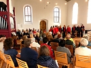 Gut besetzte Kirchenstühle (Foto: R. Englert)