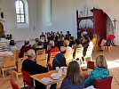 Einige blieben mit ihrem Tee gleich am Tisch sitzen (Foto: R. Englert)