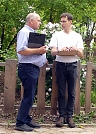 Wir interviewen uns gegenseitig, auch an der frischen Luft (Foto: R. Englert)