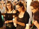 Entzünden der Taufkerzen an der Osterkerze (Foto: R. Englert)
