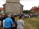 Der Platz vor der Kirche füllt sich (Foto: R. Englert)