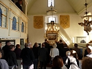 Pfarrer, Gemeindekirchenrat und Bürgermeisterin ziehen ein (Foto: R. Englert)