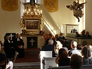 Die Pfarrer nehmen im Altarraum Platz (Foto: R. Englert)