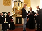 Die Restauratorin übergibt das Bild an den Gemeindekirchenrat (Foto: R. Englert)