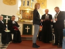 Der Kirchenälteste nimmt es entgegen (Foto: R. Englert)