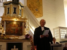 Pfarrer i.R. Neubert erzählt die Geschichte des Bildes (Foto: R. Englert)