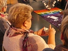 Zirbenöl wird herumgereicht (Foto: R. Englert)