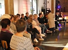 Auf Kärtchen sollen unsere Orte des Friedens notiert werden (Foto: R. Englert)