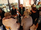 Hinterher vorstellen der Friedensorte in Kleingruppen (Foto: R. Englert)