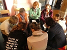Hinterher vorstellen der Friedensorte in Kleingruppen (Foto: R. Englert)