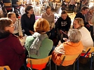 Hinterher vorstellen der Friedensorte in Kleingruppen (Foto: R. Englert)
