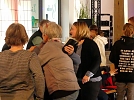 Großes Umarmen zum Friedensgruß (Foto: R. Englert)
