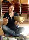 Klangschalenmeditation im Altendorfer Pfarrsaal mit Solveig Thomas (Foto: R. Englert)